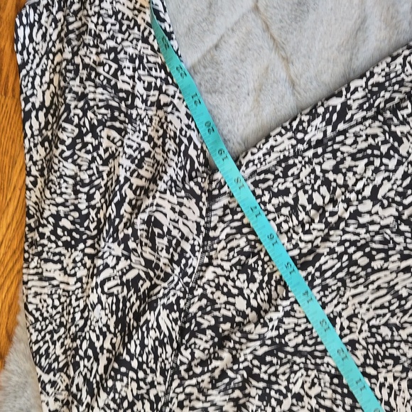 Athleta Black/White Long Sleeve Shirt, Women's Size Medium, Great Condition - Picture 3 of 9